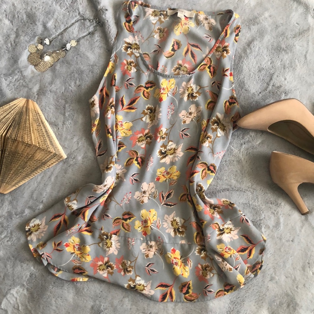 LOFT Light blue/grey flowery 🌸 top sleeveless Medium